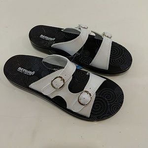 Aerosoft Womens Zeph Sandals White, New